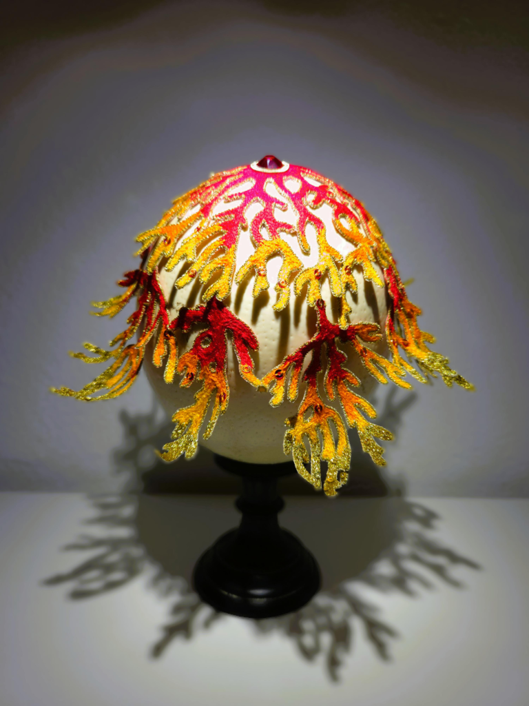 broderie de lunéville couleur feu sur oeuf d'autruche