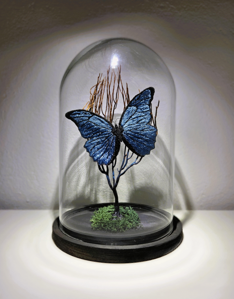 Papillon bleu brodé main