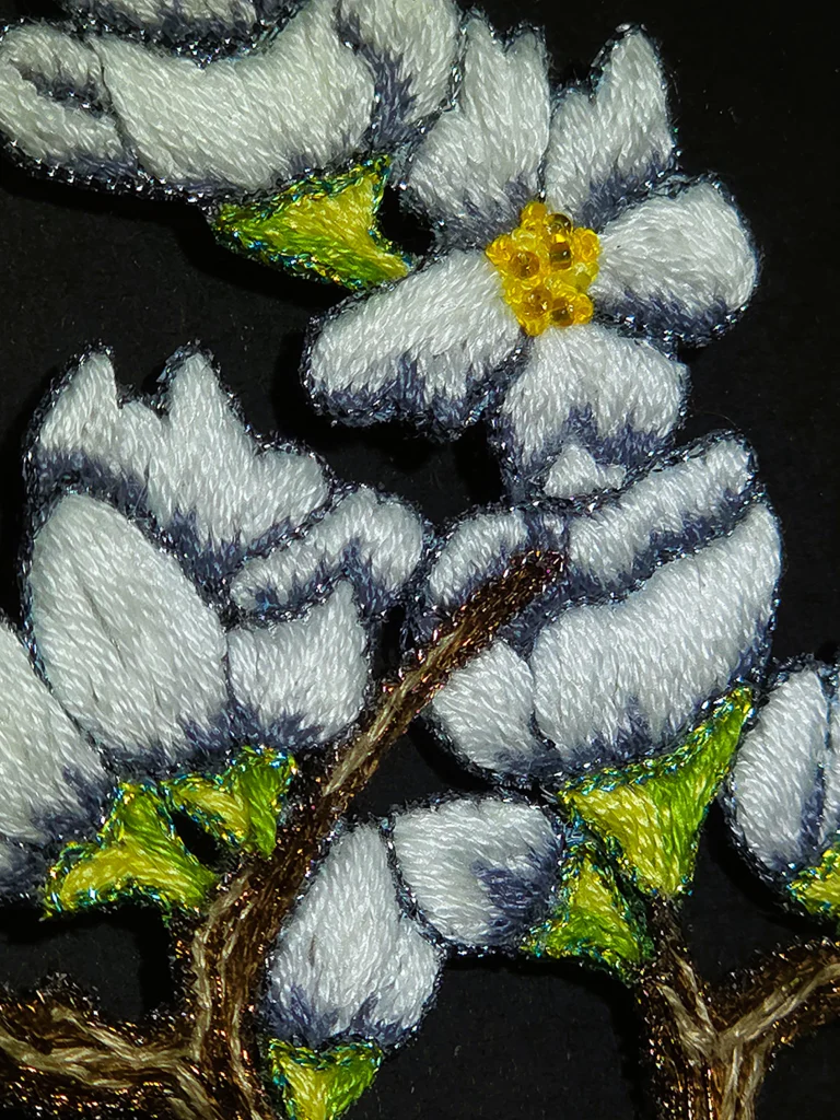 Fleurs blanches brodées main