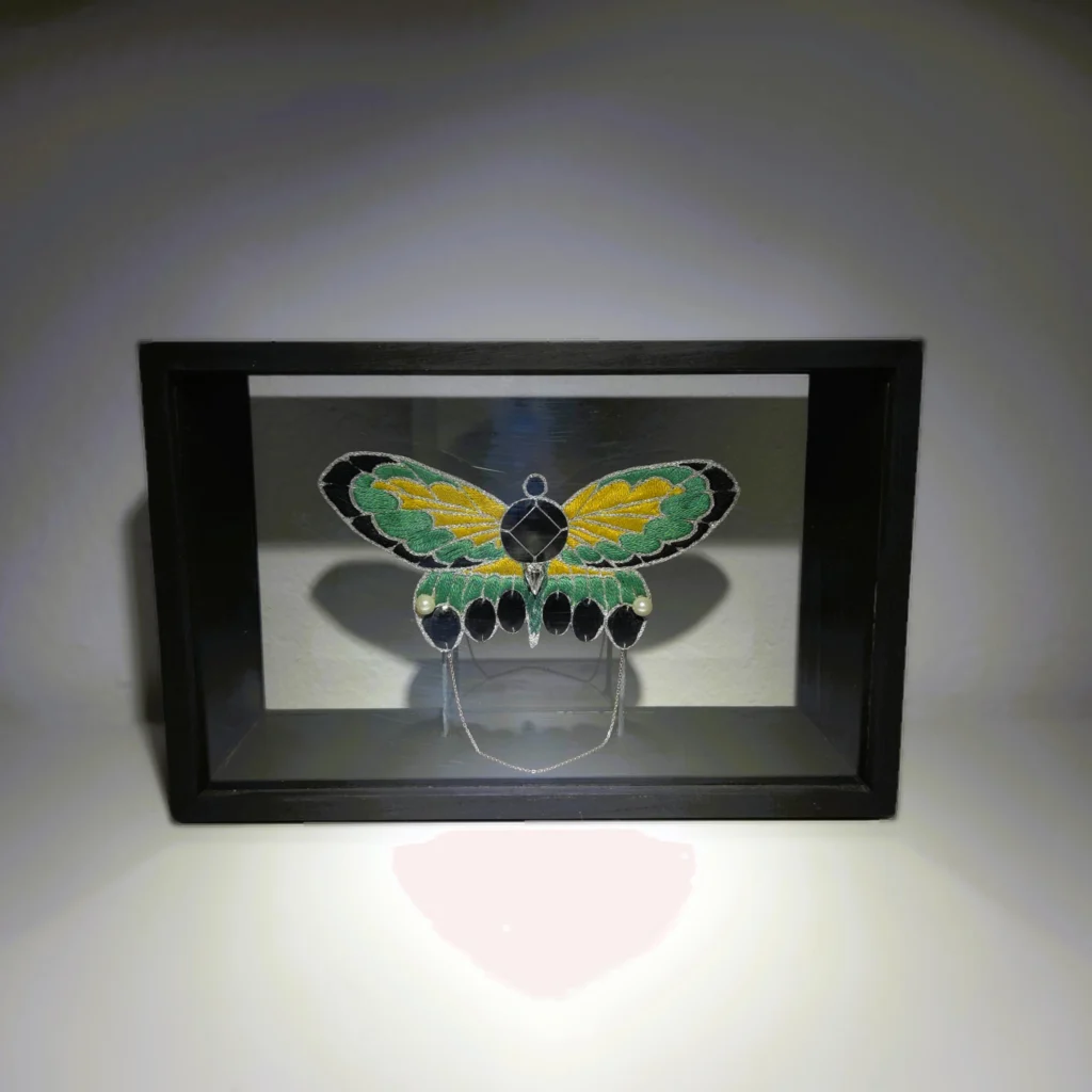 Broche papillon brodée main style art nouveau