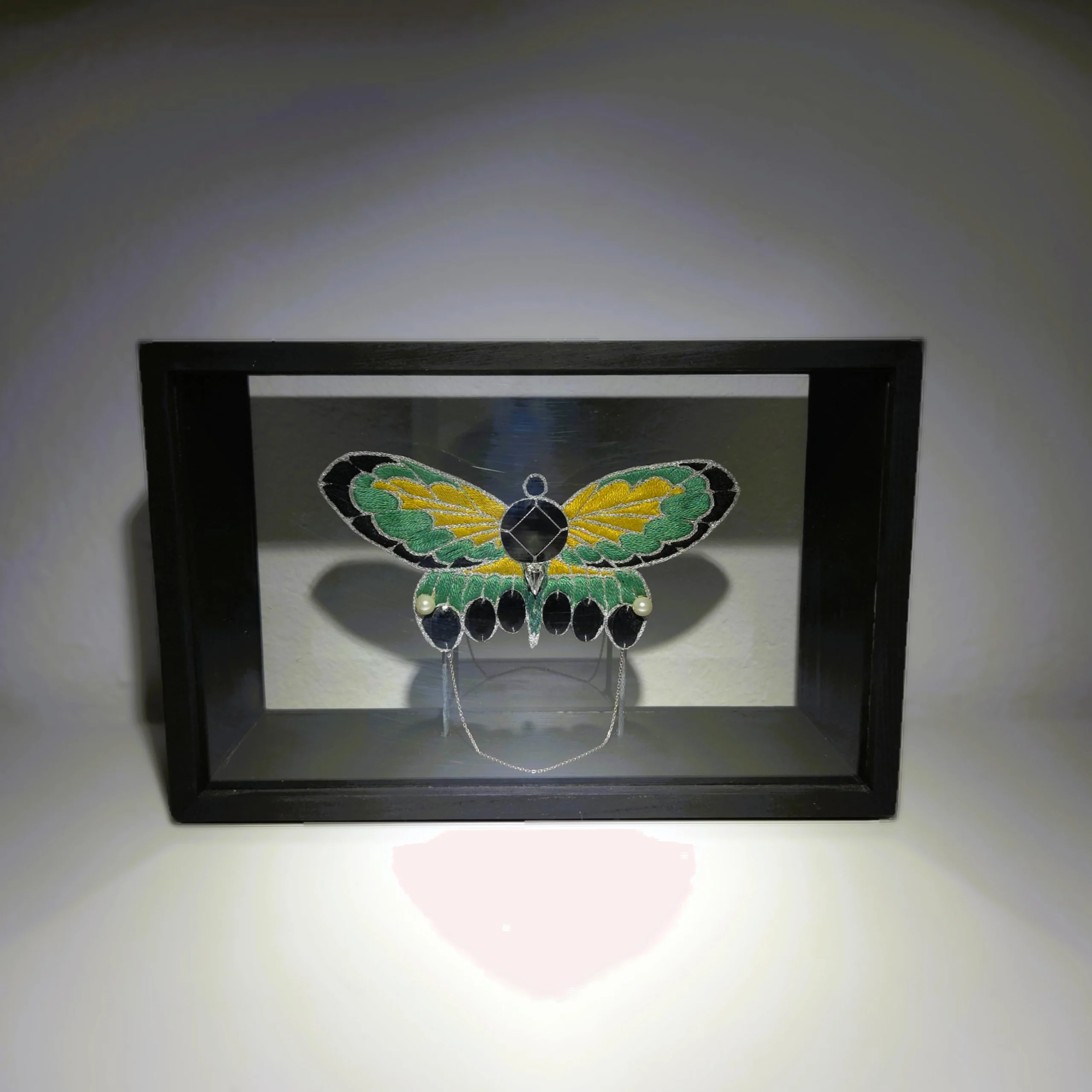 Broche papillon brodée main style art nouveau