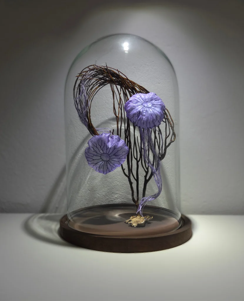 Méduses brodées violettes sous cloche en verre